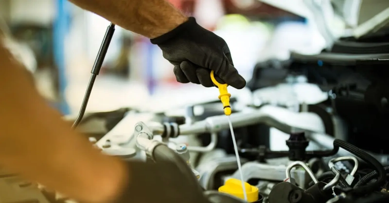 Olio motore auto, perchè diventa nero?